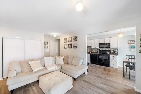 17 Cheltenham RD #4, Barrie, ON L4M 0E7