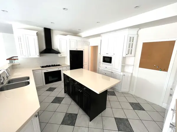 32 Belvedere DR, Oakville, ON L6L 4B6