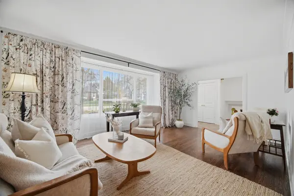 188 White Pines DR, Burlington, ON L7L 4E4