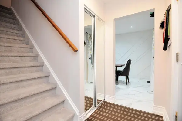 825 North Service RD, Mississauga, ON L4Y 1A2