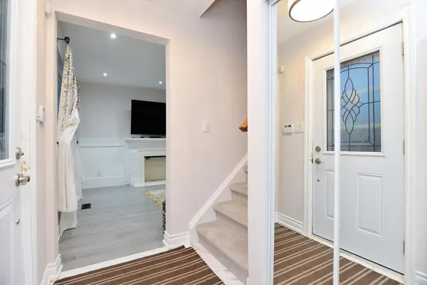 825 North Service RD, Mississauga, ON L4Y 1A2