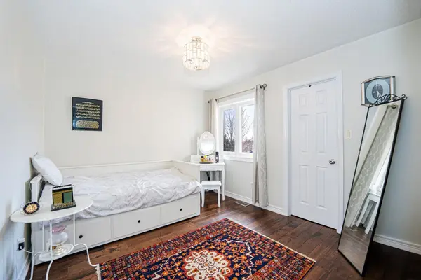 812 Knotty Pine GRV, Mississauga, ON L5W 1K5