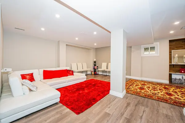 812 Knotty Pine GRV, Mississauga, ON L5W 1K5