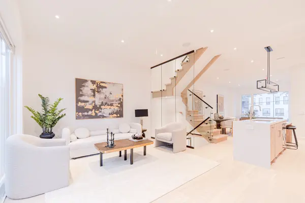 40 Morningside AVE, Toronto W01, ON M6S 1C4