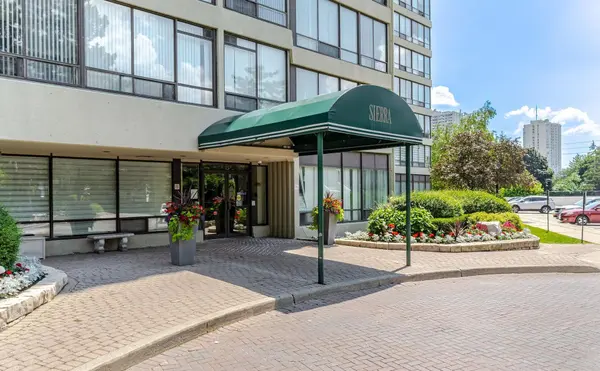 26 Hanover RD #401, Brampton, ON L6S 4T2