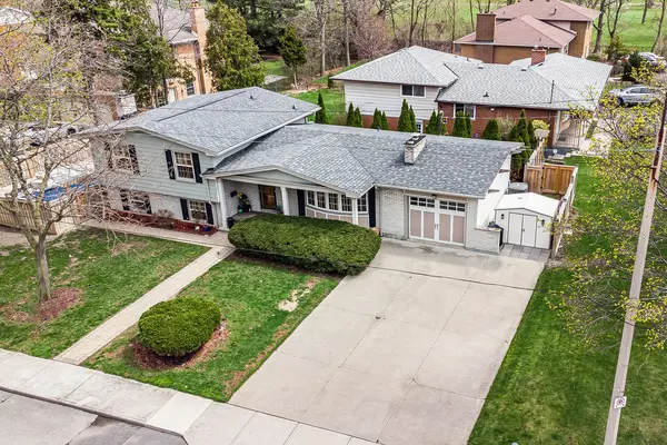 92 Auchmar RD, Hamilton, ON L9C 1C5