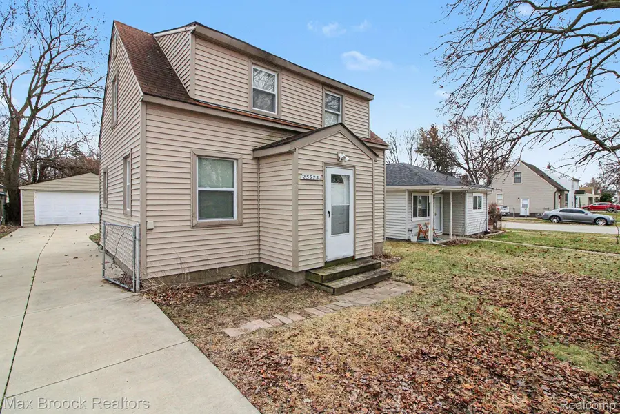 25973 Southwestern HWY, Redford Charter Township, MI 48239