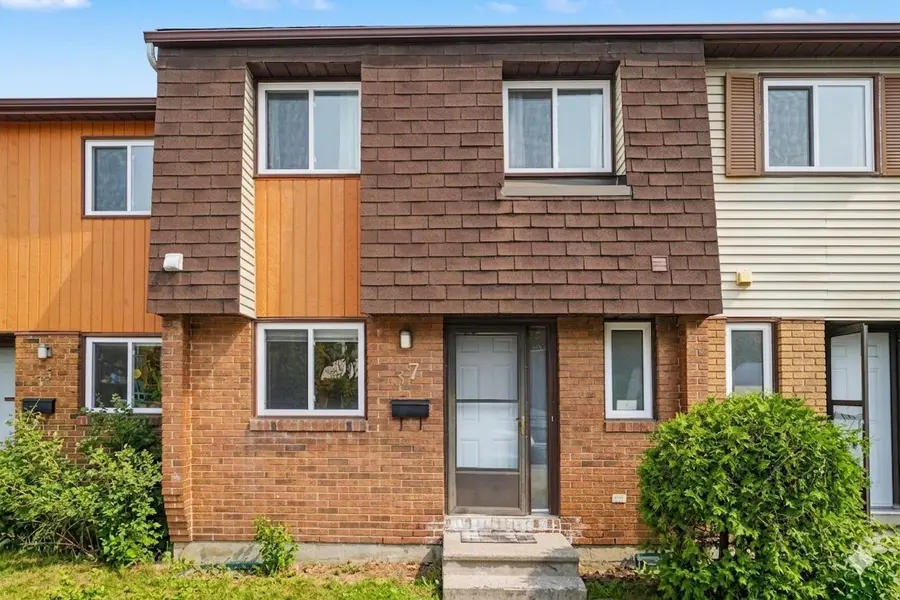 37 Pixley Private, Alta Vista And Area, ON K1G 4C3