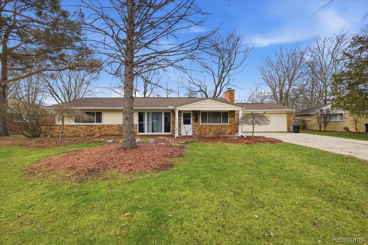 2455 Ivanhoe DR, West Bloomfield Charter Township, MI 48324