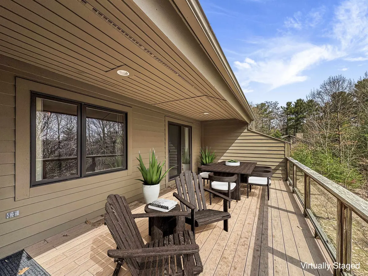 6179 Red Fox RUN, Peninsula Twp, MI 49686