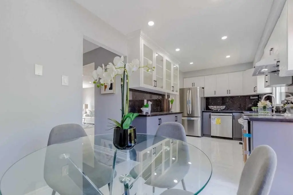 8 Norbrook CRES, Toronto W10, ON M9V 4P8