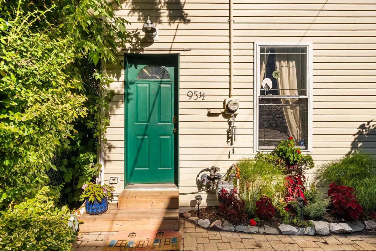 95 1/2 Fuller AVE, Toronto W01, ON M6R 2C4