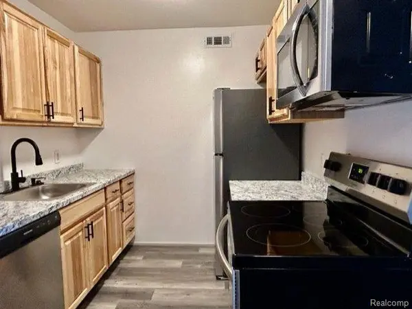 8741 GREEN WILLOW ST #11, Brighton, MI 48116