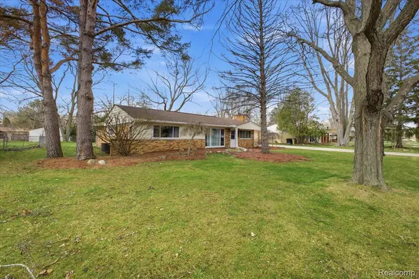 2455 Ivanhoe DR, West Bloomfield Charter Township, MI 48324