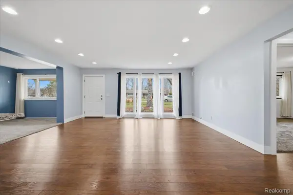 2455 Ivanhoe DR, West Bloomfield Charter Township, MI 48324