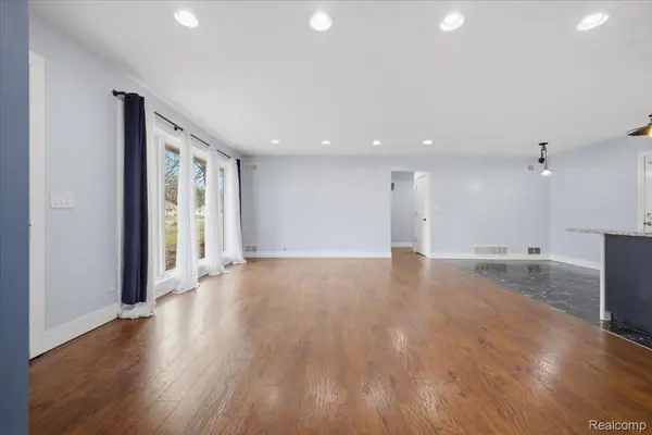 2455 Ivanhoe DR, West Bloomfield Charter Township, MI 48324