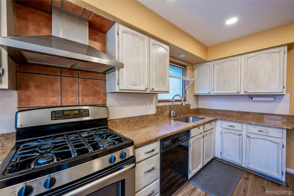 3915 Parkview DR, Royal Oak, MI 48073