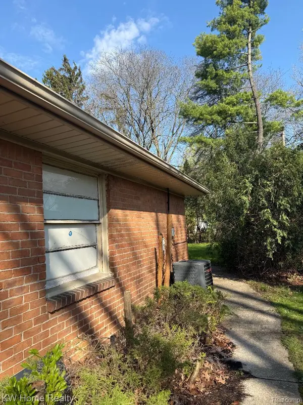 17228 Sunnybrook DR, Southfield, MI 48076