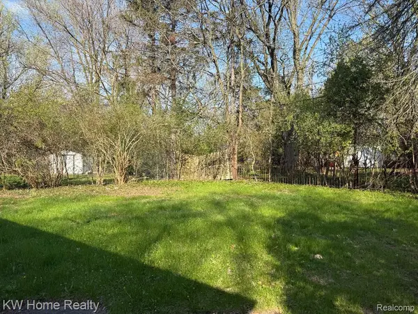 17228 Sunnybrook DR, Southfield, MI 48076