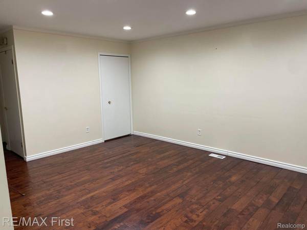 8401 18 Mile APT # 99 RD, Sterling Heights, MI 48313