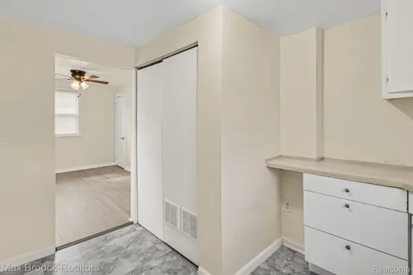 25973 Southwestern HWY, Redford Charter Township, MI 48239