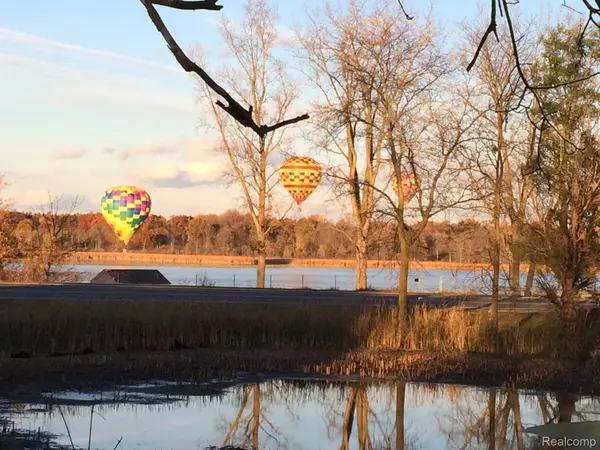 13278 9 Mile RD, Green Oak Township, MI 48178