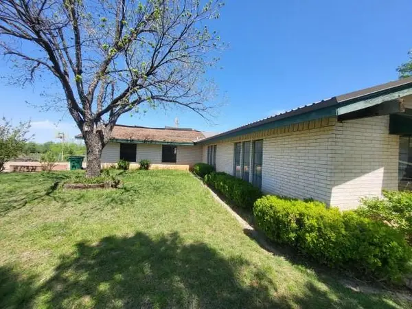 306 Wade Street, Olney, TX 76374