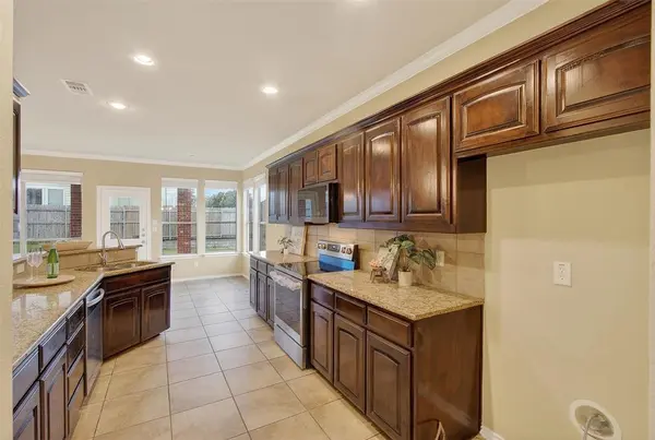 913 Poncho Lane, Fort Worth, TX 76052