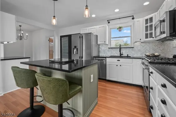 7 Park Sq, Lopatcong Twp., NJ 08865