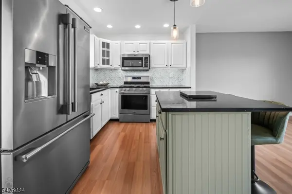 7 Park Sq, Lopatcong Twp., NJ 08865