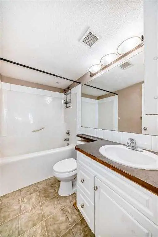 2000 Applevillage CT SE #411, Calgary, AB T2A 7Z4