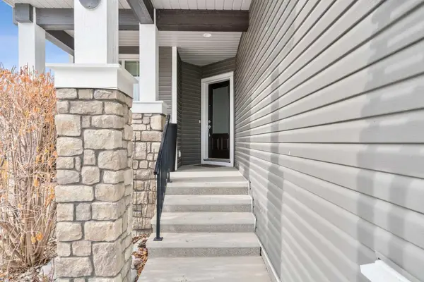 25 Fireside LNDG, Cochrane, AB T4C 0V9