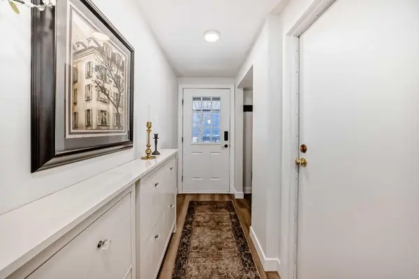 60 Point DR NW, Calgary, AB T3B 5B3