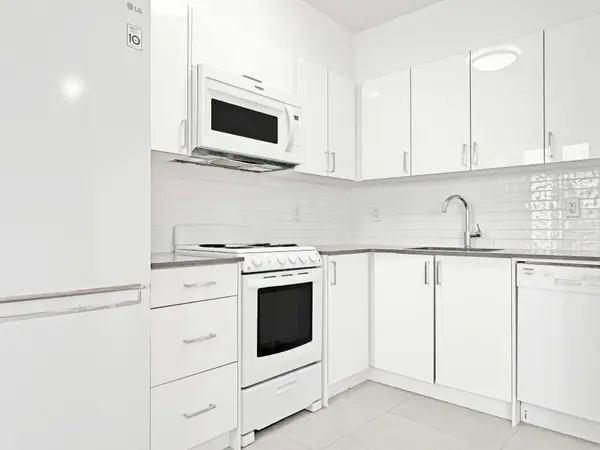 394 Avenue RD #406, Toronto C02, ON M4V 2H4