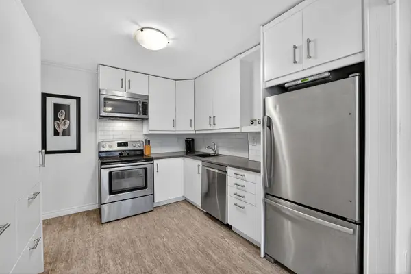 453 Woodview RD #4, Burlington, ON L7N 2Z9