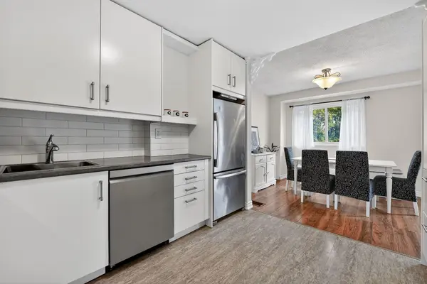 453 Woodview RD #4, Burlington, ON L7N 2Z9