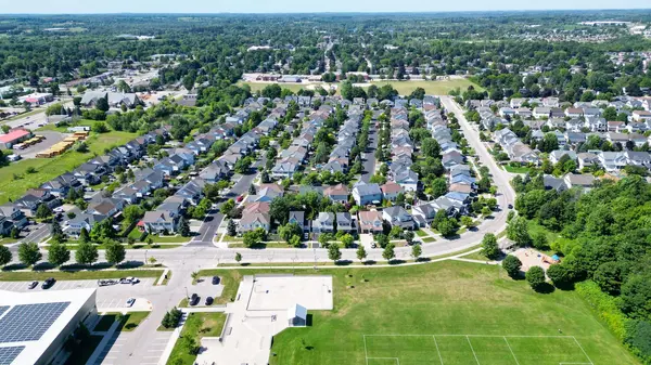 39 Hurst ST, Halton Hills, ON L7J 2Z8