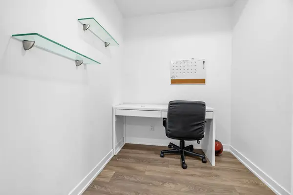 160 Canon Jackson DR #A406, Toronto W04, ON M6M 0B6