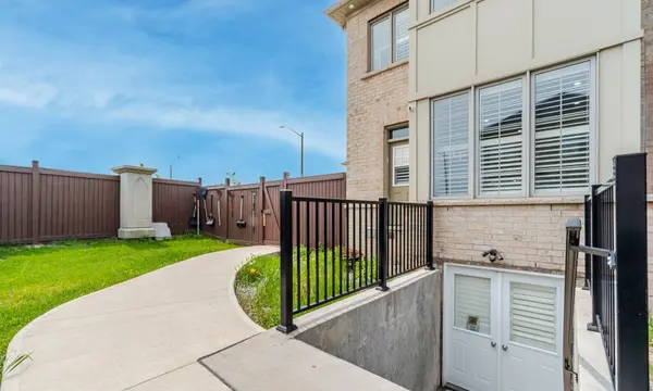 8 Nightland CT, Brampton, ON L6Y 0A5