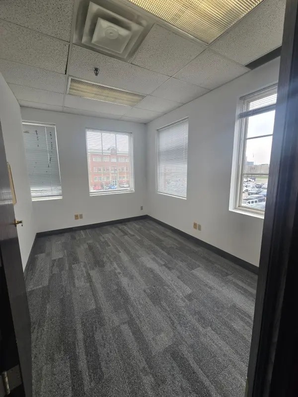 5025 Orbitor DR #1/300, Mississauga, ON L4W 4Y5