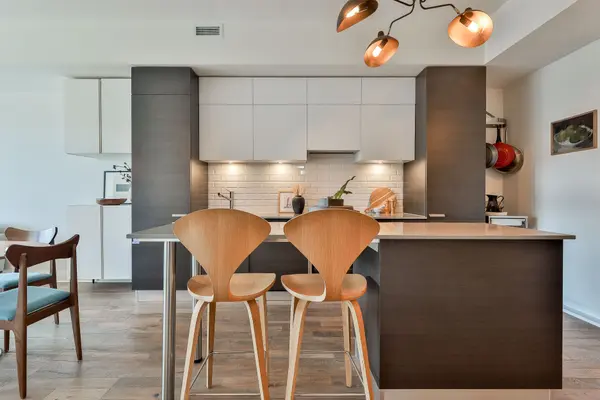 245 Perth AVE #103, Toronto W02, ON M6P 3X9