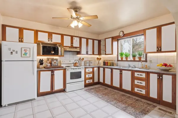 60 Rexford DR, Hamilton, ON L8W 2L9