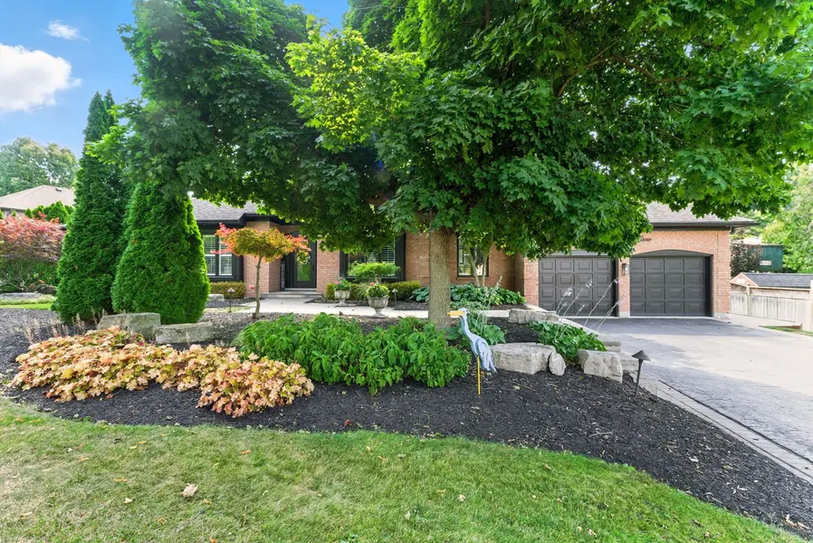 2 Blueheron LN, Hamilton, ON L0R 1H1