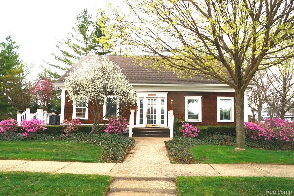 907 W 14 Mile RD, Clawson, MI 48017