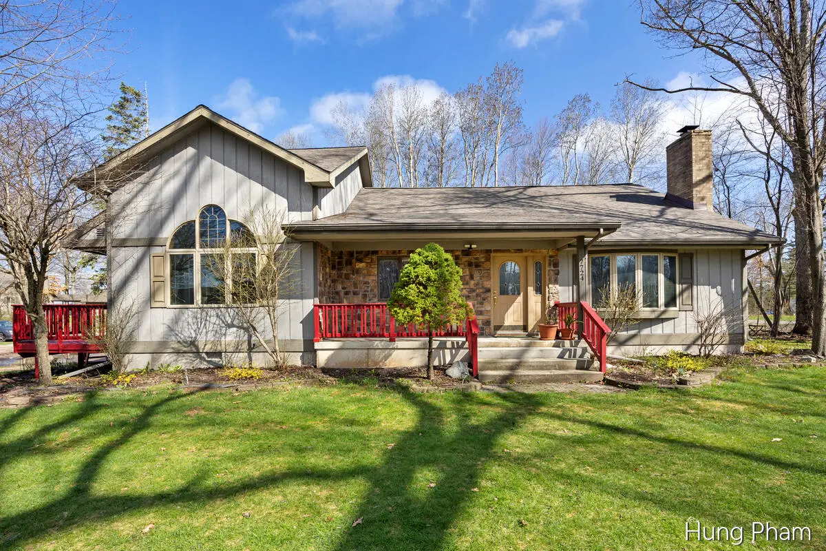 7724 W Lake DR, Morton Twp, MI 49346