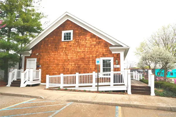 907 W 14 Mile RD, Clawson, MI 48017