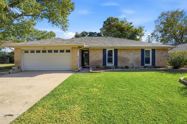 2217 Honey Creek Lane, Arlington, TX 76006