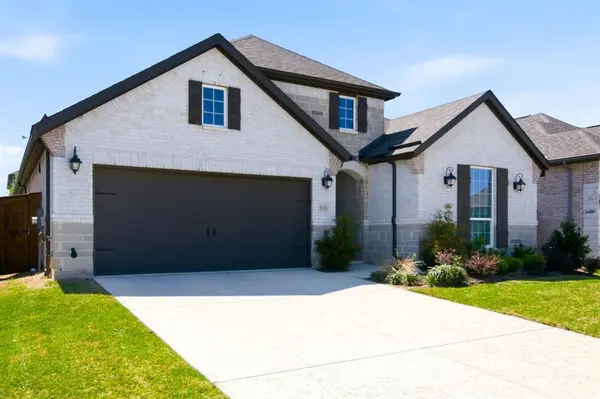 910 Winter Cherry Lane, Haslet, TX 76052