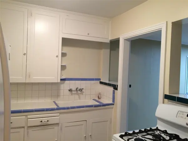 2912 W Clarendon Drive, Dallas, TX 75211