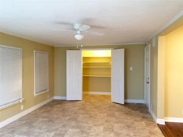 2912 W Clarendon Drive, Dallas, TX 75211